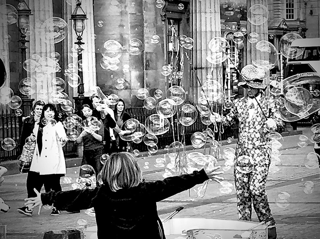 Jan tratnik photography street edinburgh bubbes